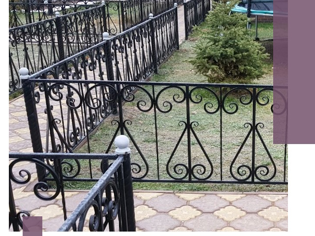 Кованые газонные ограждения под ключ в Железногорске